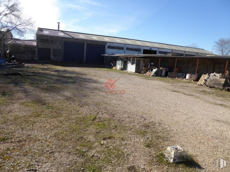 Industrial for sale & for rent at Polígono El Cantorral, Cuenca, 16004 with building, sky, road surface, asphalt, land lot, tree, grass, cloud, landscape and road around