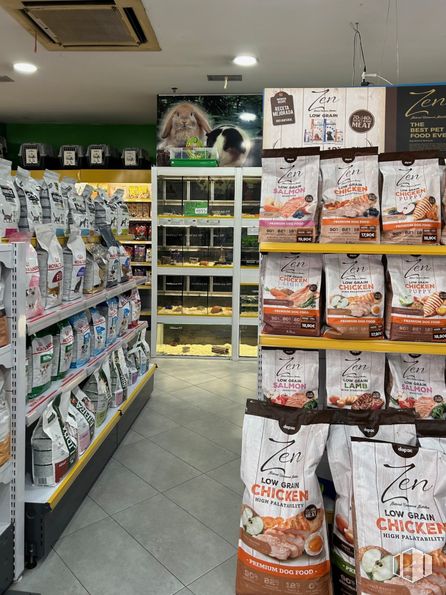 Local en venta en C.C.Plaza Aluche, Avenida de los Poblados, 58, La Latina, Madrid, 28044 con productos envasados, productos envasados en bolsas, estante, edificio, estantería, tienda, cliente, venta al por menor, lata y comida precocinada alrededor