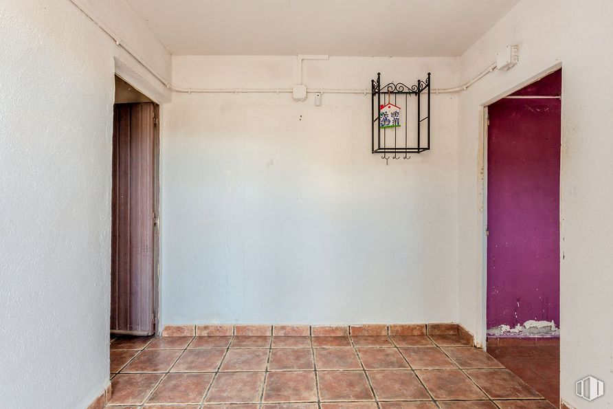 Land for sale at Zona M-542, Cadalso de los Vidrios, Madrid, 28640 with door, property, fixture, building, wood, interior design, floor, flooring, paint and wall around