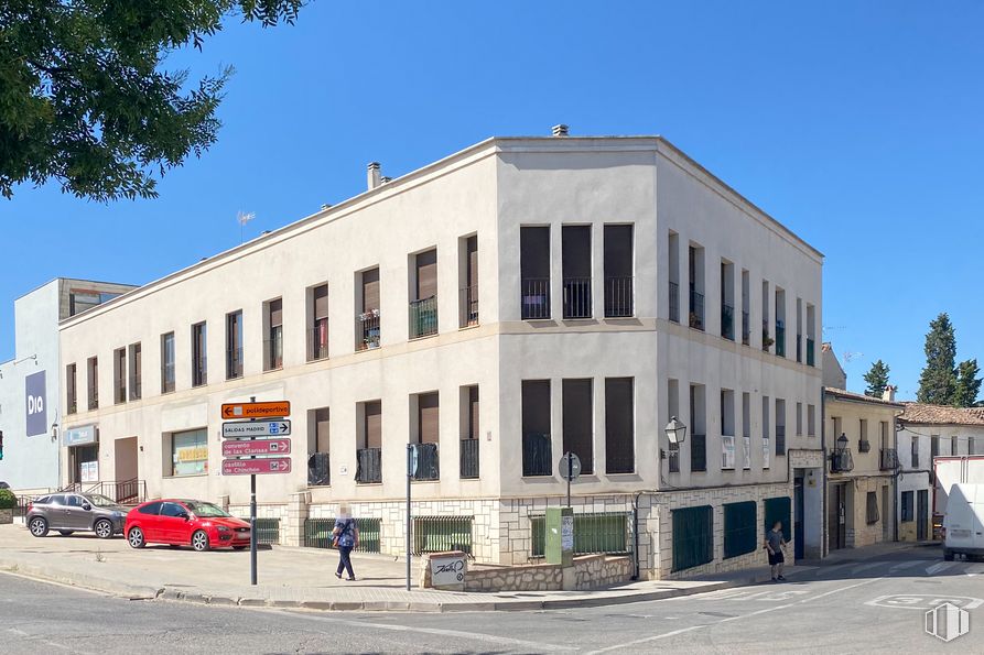 Retail for rent at Carretera Madrid, 18, Chinchón, Madrid, 28370 with car, building, sky, window, wheel, tree, facade, residential area, real estate and vehicle around