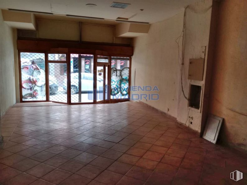 Retail for rent at Calle San Bernardino, Centro, Madrid, 28015 with property, building, fixture, wood, window, hall, interior design, flooring, floor and door around