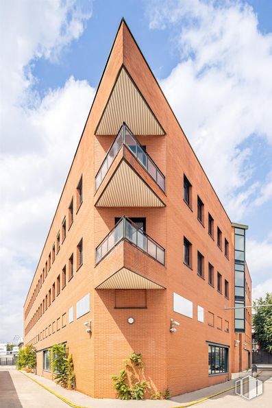 Oficina en alquiler y venta en Calle San Julián, 1, Alcobendas, Madrid, 28100 con edificio, nube, cielo, planta, propiedad, ventana, torre, árbol, accesorio y diseño urbano alrededor