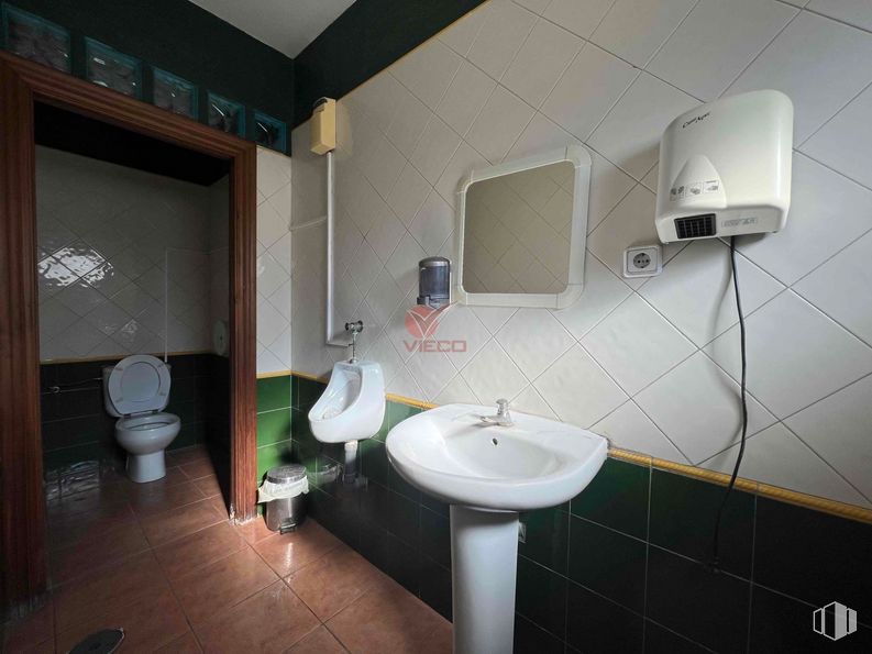 Retail for sale at Avenida Huerta Abajo, San Lorenzo de la Parrilla, Cuenca, 16770 with sink, hand dryer, toilet, plumbing fixture, tap, property, bathroom sink, bathroom, mirror and interior design around