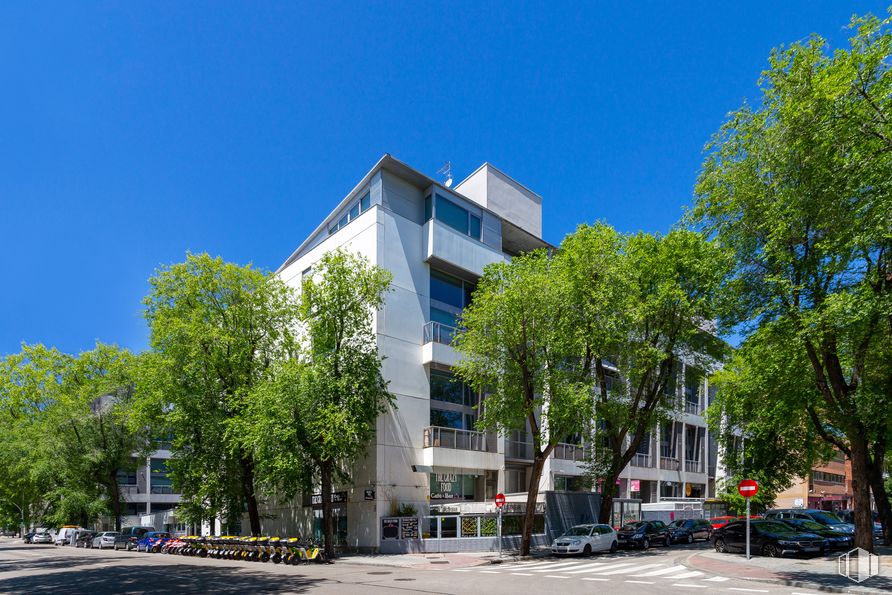 Oficina en alquiler en Calle Julián Camarillo, 47, San Blas - Canillejas, Madrid, 28037 con edificio, cielo, planta, tiempo de día, árbol, bloque de pisos, diseño urbano, condominio, vecindario y ventana alrededor