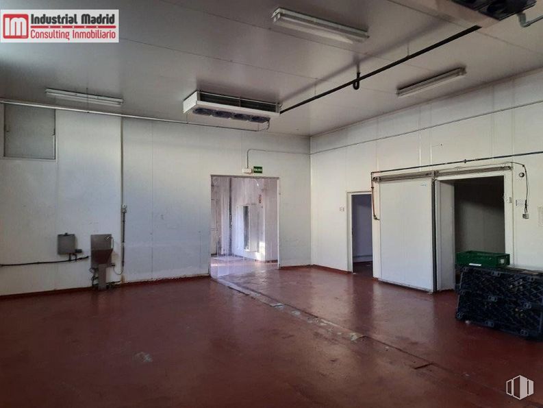 Industrial for sale at Polígono Industrial La Huerta, Velilla de San Antonio, Madrid, 28891 with luggage & bags, property, interior design, hall, architecture, flooring, floor, building, door and wood around