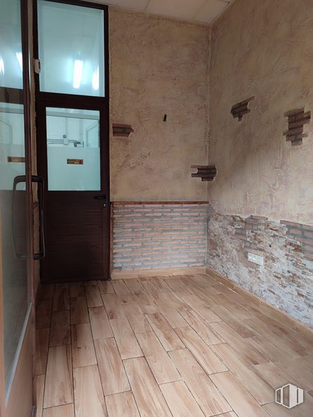 Local en venta en Calle San Juan Bautista de la Salle, Talavera de la Reina, Toledo, 45600 con puerta, ventana, madera, suelos, interiorismo, suelo, accesorio, edificio, tinte para madera y casa alrededor