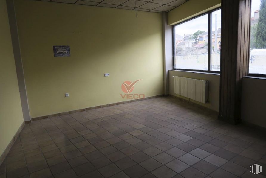 Retail for sale at Priego, Priego, Cuenca, 16800 with window, wood, hall, fixture, floor, flooring, building, shade, hardwood and house around