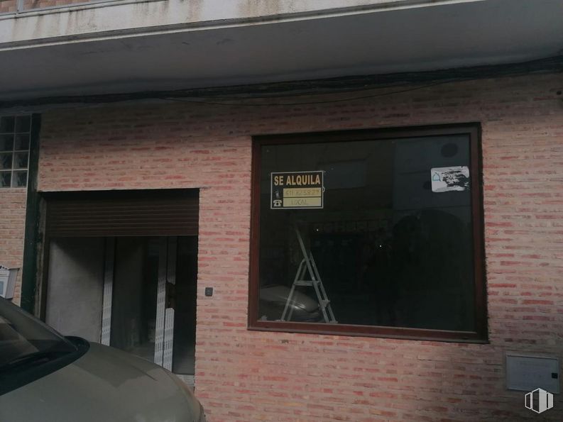 Retail for rent at Zona Centro, Recas, Toledo, 45211 with window, car, automotive lighting, fixture, architecture, automotive exterior, wall, brickwork, brick and vehicle door around