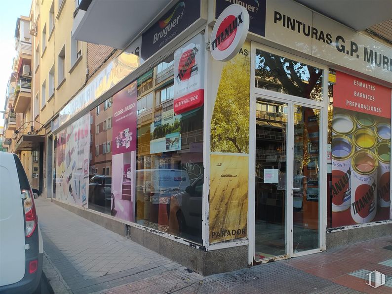 Retail for rent at Calle Alcalá, 426, San Blas - Canillejas, Madrid, 28037 with automotive tail & brake light, automotive lighting, fixture, facade, building, retail, font, vehicle, vehicle registration plate and window around