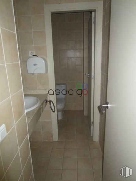 Retail for sale at Calle Cuba, Guadalajara, 19005 with toilet, sink, plumbing fixture, bathroom, fixture, door, interior design, building, floor and flooring around