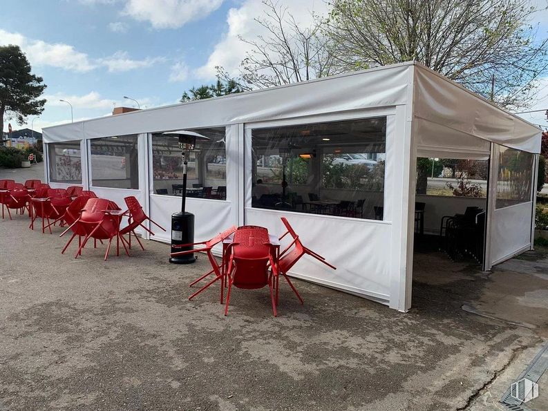 Local en alquiler en Carretera Villar Olmo, Campo Real, Madrid, 28510 con silla, nube, cielo, propiedad, tienda, sombra, árbol, espacio público, ocio y tejado alrededor