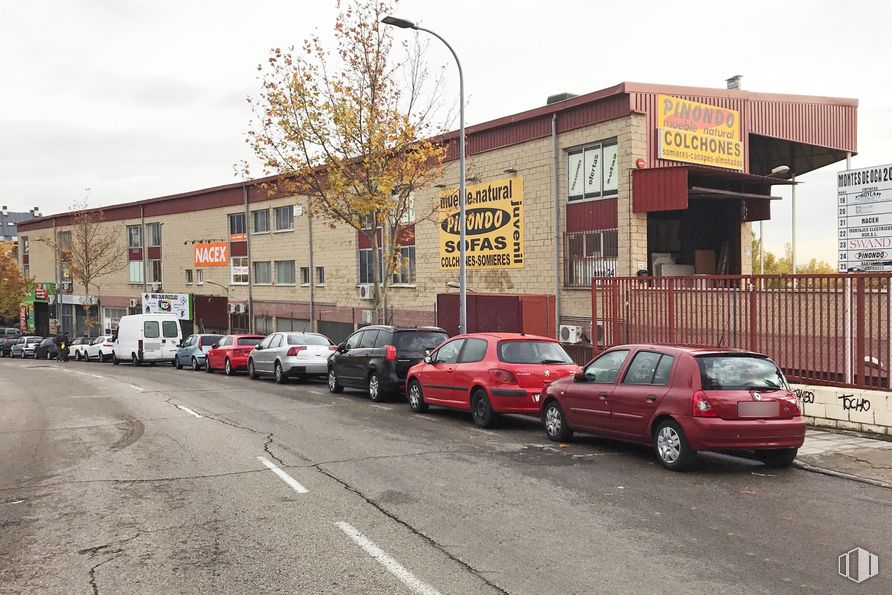 Nave en alquiler en Avenida Montes de Oca, 20, San Sebastián de los Reyes, Madrid, 28700 con coche, edificio, luz de estacionamiento automotriz, rueda, cielo, vehículo terrestre, neumático, vehículo, planta y vehículo motorizado alrededor