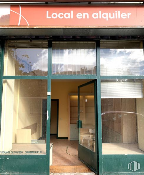 Local en venta en Calle Ramos Carrión, Chamartín, Madrid, 28002 con propiedad, edificio, accesorio, puerta, interiorismo, sombra, exterior del automóvil, fachada, inmobiliario y vidrio alrededor