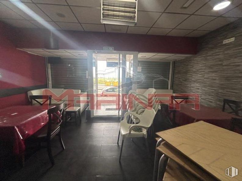 Retail for rent at Zona centro, Seseña, Toledo, 45223 with table, chair, table top, furniture, interior design, building, floor, flooring, house and ceiling around