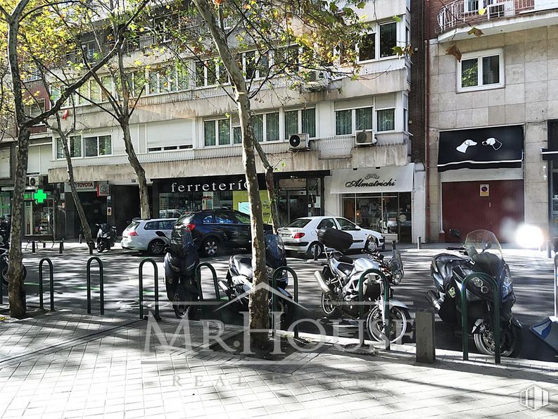 Local en venta en Avenida General Perón, Tetuán, Madrid, 28020 con coche, neumático, edificio, rueda, ventana, vehículo, iluminación del automóvil, árbol, vehículo de motor y diseño urbano alrededor