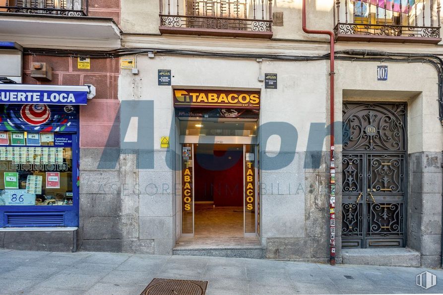 Local en venta en Calle Atocha, Centro, Madrid, 28012 con puerta, accesorio, ventana, edificio, barrio, pared, fachada, fuente, ciudad y gas alrededor