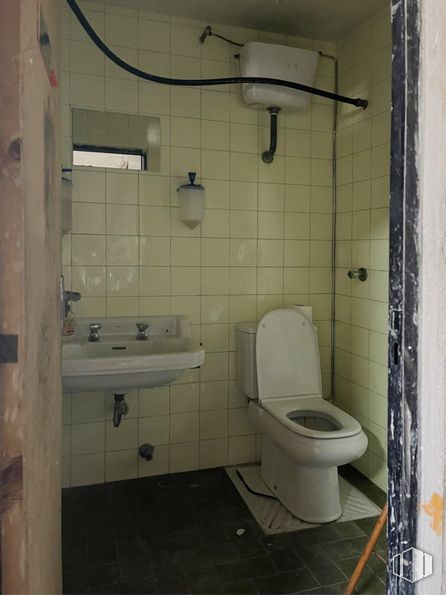 Retail for sale & for rent at Calle Hornos Caleros, Ávila, 05001 with toilet, sink, mirror, plumbing fixture, building, bathroom, tap, purple, bathroom sink and toilet seat around