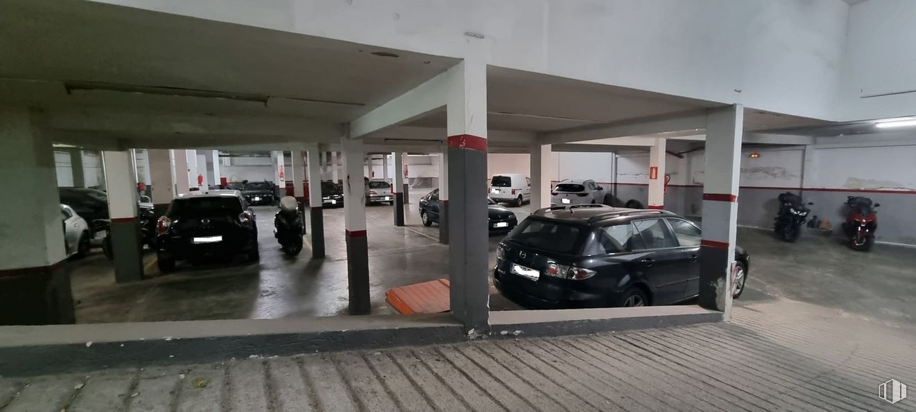 Local en venta en Calle Enrique Velasco, 34, Puente de Vallecas, Madrid, 28038 con coche, luz de estacionamiento automotriz, neumático, rueda, vehículo, vehículo de motor, diseño automotriz, iluminación automotriz, edificio y neumático automotriz alrededor