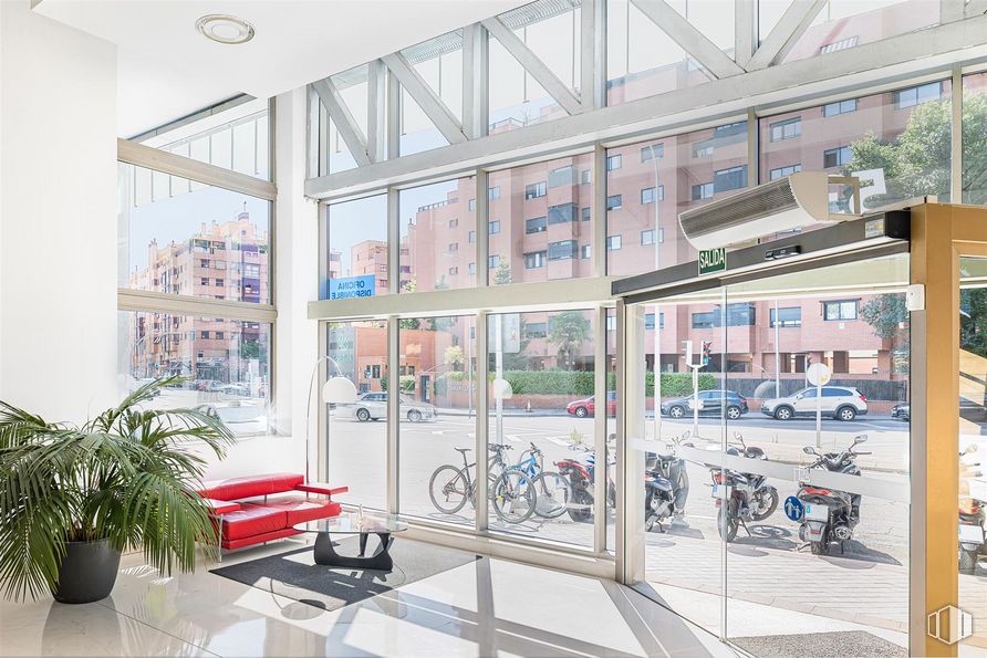 Oficina en alquiler en Calle Julián Camarillo, 53, San Blas - Canillejas, Madrid, 28037 con planta de interior, bicicleta, rueda, edificio, neumático, planta, maceta, ventana, diseño urbano y accesorio alrededor