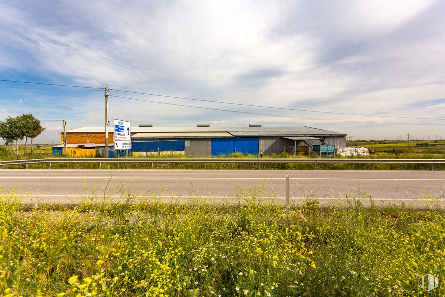 Industrial for rent at Calle Los Sauces, 1, Torrejón de Velasco, Madrid, 28990 with cloud, sky, plant, flower, building, land lot, natural landscape, house, plain and rolling around