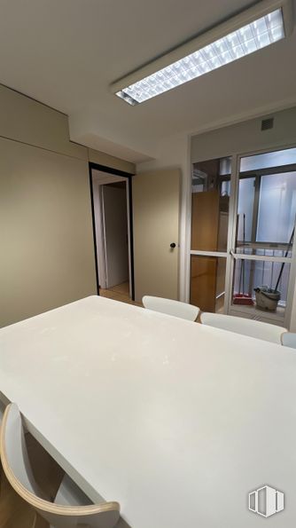 Oficina en alquiler en Zona avenida Europa, Pozuelo de Alarcón, Madrid, 28224 con silla, lámpara, alumbrado, puerta, mesa, accesorio, madera, interiorismo, suelos y suelo alrededor