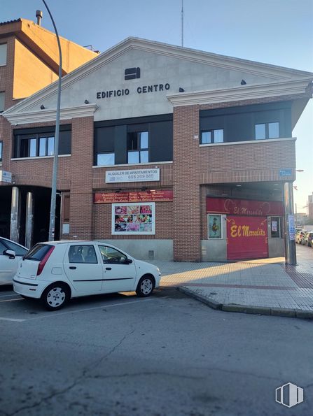 Local en venta en Avenida Francisco Javier Sauquillo, 29, Fuenlabrada, Madrid, 28944 con coche, rueda, neumático, luz de estacionamiento, iluminación del automóvil, luces traseras y de freno, edificio comercial, coche familiar, coche mediano y matrícula del vehículo alrededor