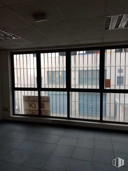 Industrial for rent at Calle Luis I, Villa de Vallecas, Madrid, 28031 with fixture, window, tints and shades, flooring, glass, city, metal, ceiling, sky and concrete around