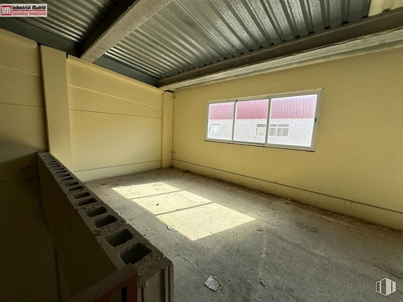 Industrial for sale at Polígono Industrial Camporroso, Ciempozuelos, Madrid, 28350 with window, building, fixture, wood, architecture, wall, floor, house, flooring and tints and shades around