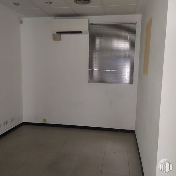 Local en venta en Calle Santa Alicia, Puente de Vallecas, Madrid, 28018 con persiana de la ventana, ventana, accesorio, edificio, madera, sombra, piso, exterior automotriz, pintura y material compuesto alrededor