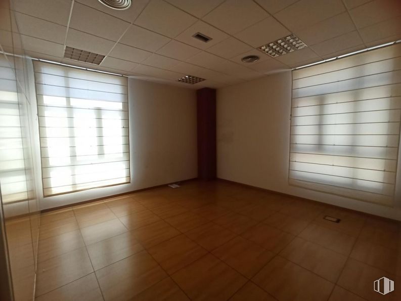 Office for rent at Edificio Curia, Calle Trinitarios, 1, Toledo, 45003 with window blind, window, fixture, wood, hall, shade, flooring, floor, material property and real estate around