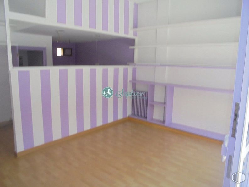 Retail for rent at Zona Universidad, Segovia, 40005 with wood, house, building, interior design, floor, wood stain, flooring, hardwood, hall and shelving around