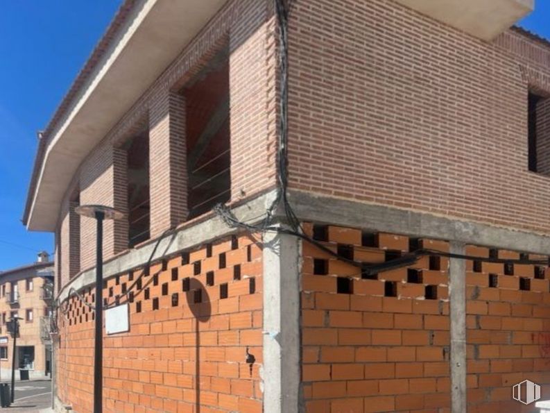 Land for sale at Plaza Tetuán, 12, Méntrida, Toledo, 45930 with window, sky, brick, brickwork, wood, architecture, building material, residential area, material property and building around