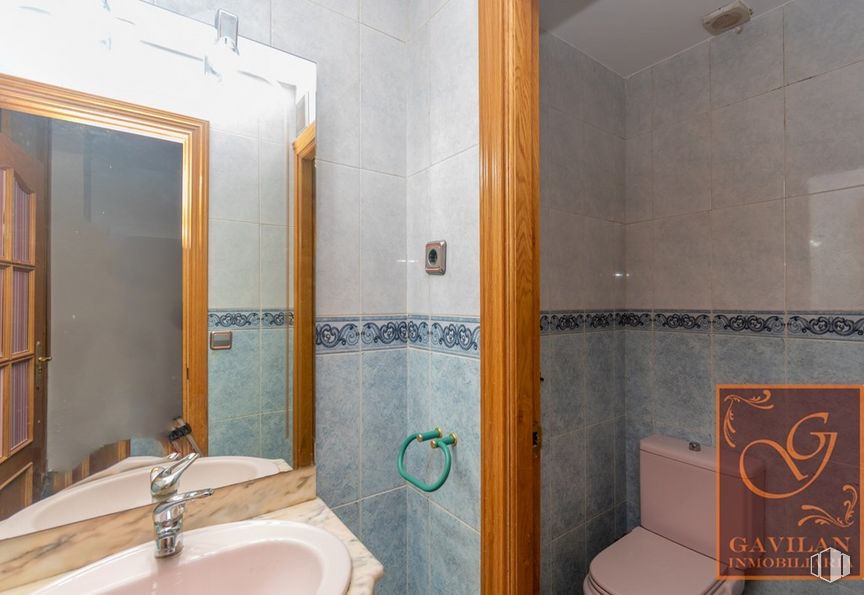 Local en venta en Calle San Juan, Daganzo de Arriba, Madrid, 28814 con inodoro, fregadero, espejo, grifo, accesorios de fontanería, cuarto de baño, lavabo, interiorismo, fluido y madera alrededor