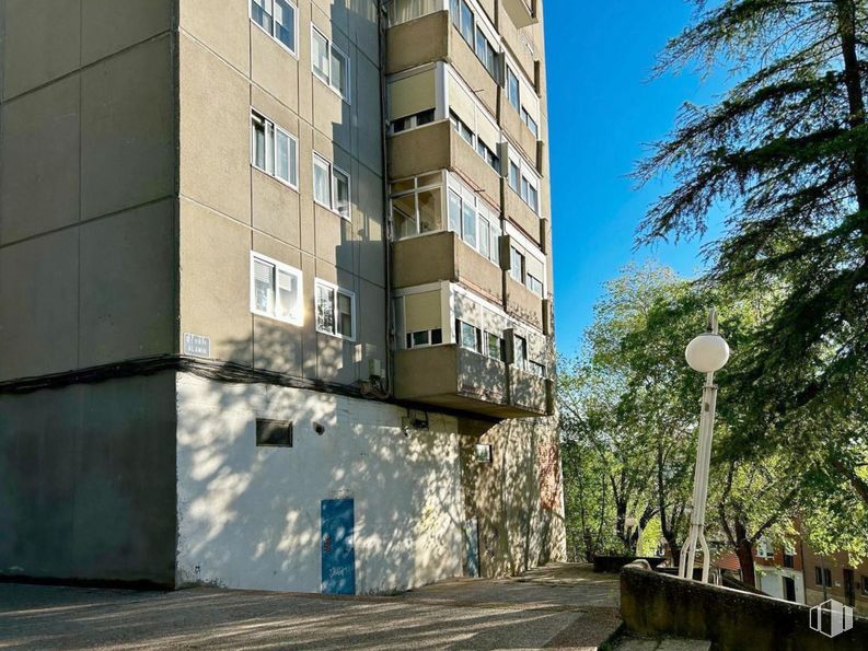 Retail for sale at Travesía Nuevo Alamín, Guadalajara, 19005 with window, building, daytime, sky, urban design, architecture, condominium, tree, tower block and neighbourhood around