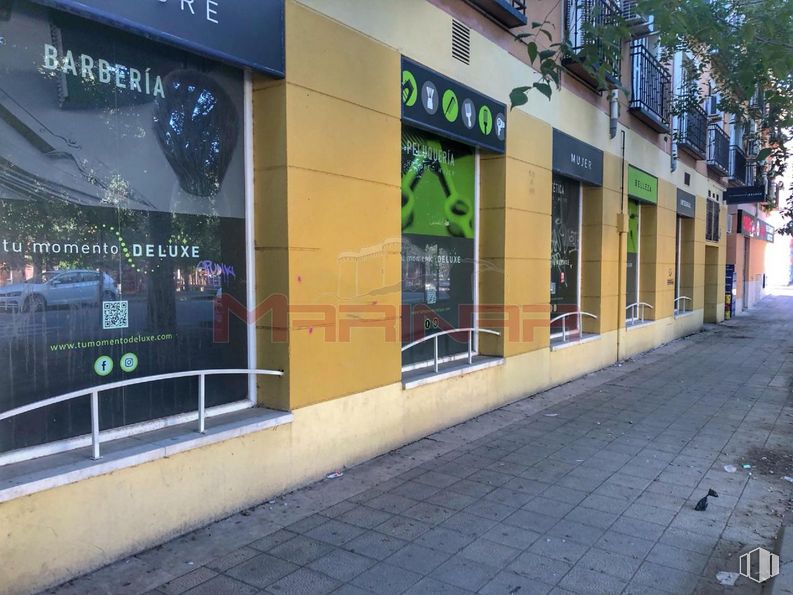 Retail for sale & for rent at Zona Las Aves-Jardín de Oñate, Aranjuez, Madrid, 28300 with window, building, wall, tree, facade, real estate, commercial building, city, road surface and advertising around