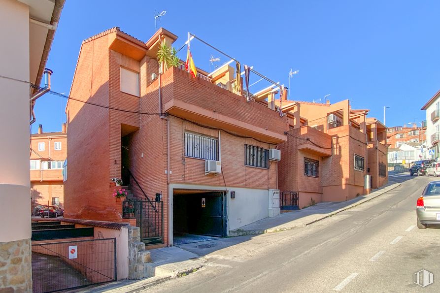 Local en alquiler y venta en Calle Siete Vientos, 41, Arganda del Rey, Madrid, 28500 con coche, edificio, cielo, propiedad, ventana, placa de matrícula del vehículo, superficie de carretera, diseño urbano, asfalto y vehículo alrededor