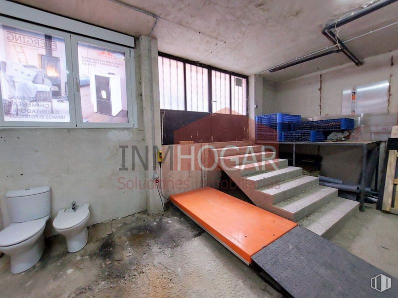 Retail for sale at Zona Sur, Ávila, 05002 with toilet, property, window, fixture, building, floor, flooring, gas, plumbing fixture and wood around