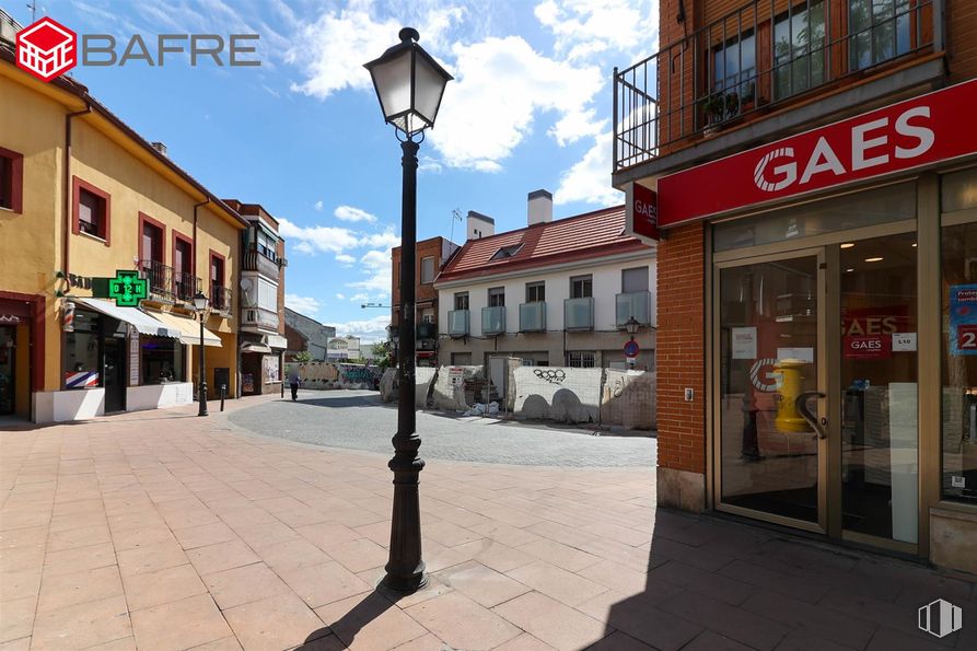 Local en alquiler en Plaza Don Antonio de Andrés, Vicálvaro, Madrid, 28032 con edificio, nube, cielo, ventana, luz de la calle, infraestructura, alumbrado, arquitectura, superficie de la carretera y barrio alrededor