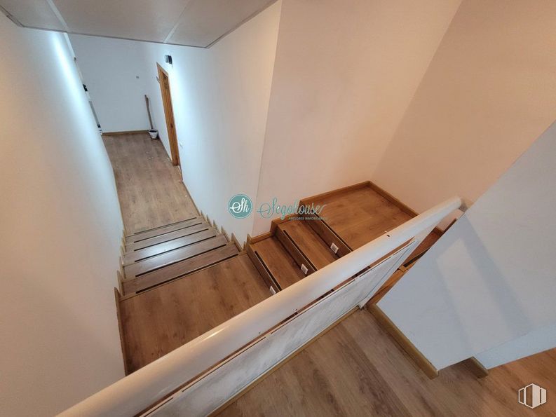 Retail for rent at Paseo Ezequiel González, Segovia, 40002 with stairs, building, fixture, window, wood, house, paint, flooring, floor and wood stain around