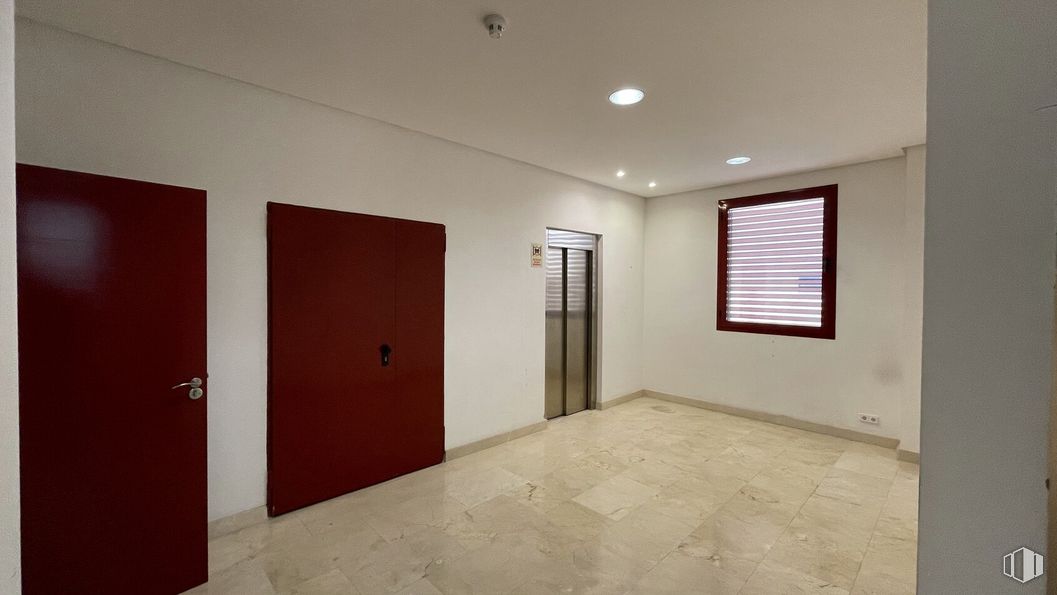 Oficina en alquiler y venta en Avenida Italia, 10, Coslada, Madrid, 28820 con persiana de la ventana, puerta, propiedad, accesorio, madera, pasillo, ventana, diseño de interiores, edificio y piso alrededor