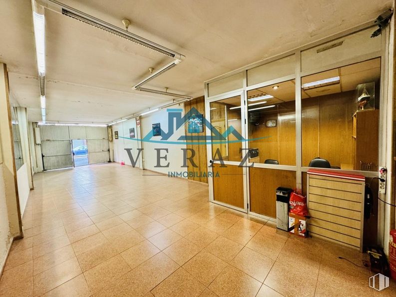 Retail for sale at Calle Victor Benito Zalduondo, Talavera de la Reina, Toledo, 45600 with building, hall, flooring, floor, wood, ceiling, city, room, glass and house around