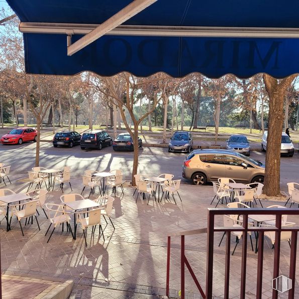 Local en venta en Calle Hornachos, Puente de Vallecas, Madrid, 28053 con coche, silla, mesa, sombra, toldo, muebles de exterior, mesa de exterior, restaurante y marquesina alrededor