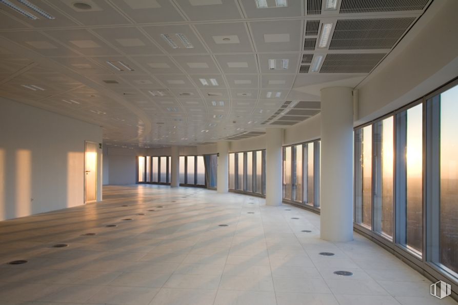 Office for rent at Torre Emperador, Paseo Castellana, 259 D , Fuencarral - El Pardo, Madrid, 28046 with hall, building, lighting, wood, floor, flooring, house, fixture, glass and ceiling around