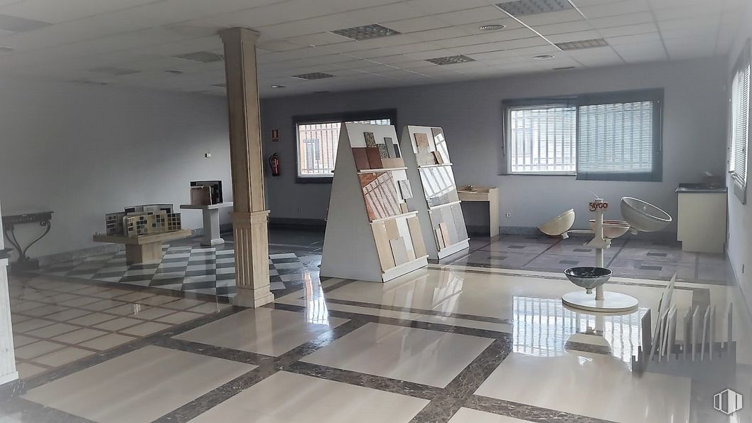 Industrial for sale at Polígono industrial Prado Overa, Leganés, Madrid, 28914 with window, chair, table, property, tile flooring, interior design, fixture, wood, floor and flooring around