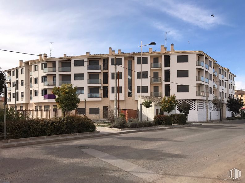 Local en venta en Calle Arrabal San Lázaro, 11, Ocaña, Toledo, 45300 con edificio, cielo, nube, planta, durante el día, ventana, luz de la calle, diseño urbano, condominio y árbol alrededor