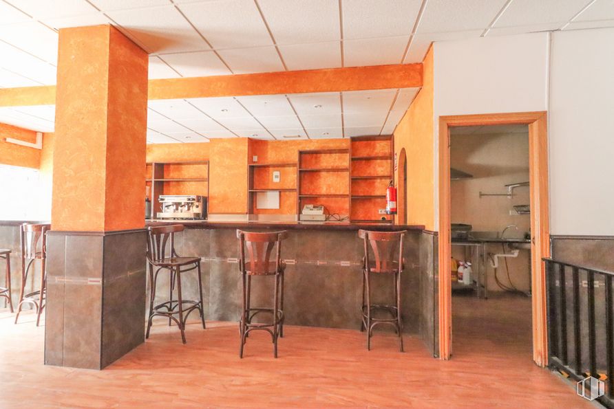 Retail for sale at Calle Juan Ramón Jiménez, Móstoles, Madrid, 28932 with chair, stool, property, furniture, table, wood, interior design, flooring, floor and kitchen around