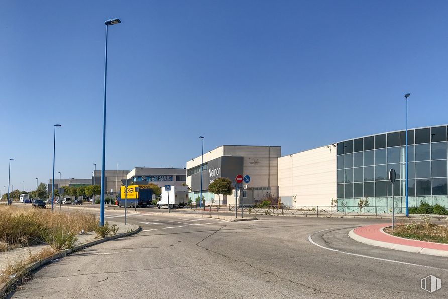 Nave en alquiler en Calle Newton, 1, Leganés, Madrid, 28914 con edificio, cielo, luz de la calle, planta, asfalto, superficie de la carretera, barrio, zona residencial, carretera y brea alrededor