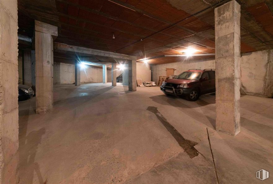 Industrial for sale at Calle Pintor Rafael Botti, Galapagar, Madrid, 28260 with car, tire, wheel, automotive parking light, vehicle, building, automotive lighting, floor, flooring and wood around