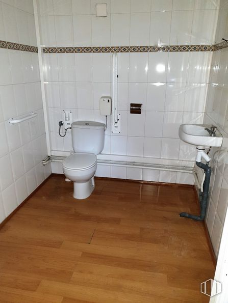 Retail for sale & for rent at Zona Centro, Talavera de la Reina, Toledo, 45600 with toilet, sink, toilet seat, property, plumbing fixture, bathroom, purple, building, fixture and interior design around