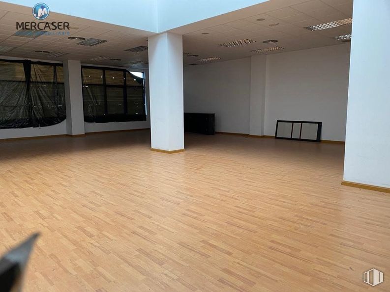 Retail for sale at Calle Francisco Alonso, Alcalá de Henares, Madrid, 28806 with floor, flooring, wood flooring, wood, laminate flooring, ceiling, interior design, hall, hardwood and lobby around